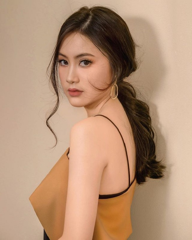 Phoiphailin Sivilay sở hữu gương mặt chuẩn Á Đông với nét đẹp ngọt ngào, nữ tính.