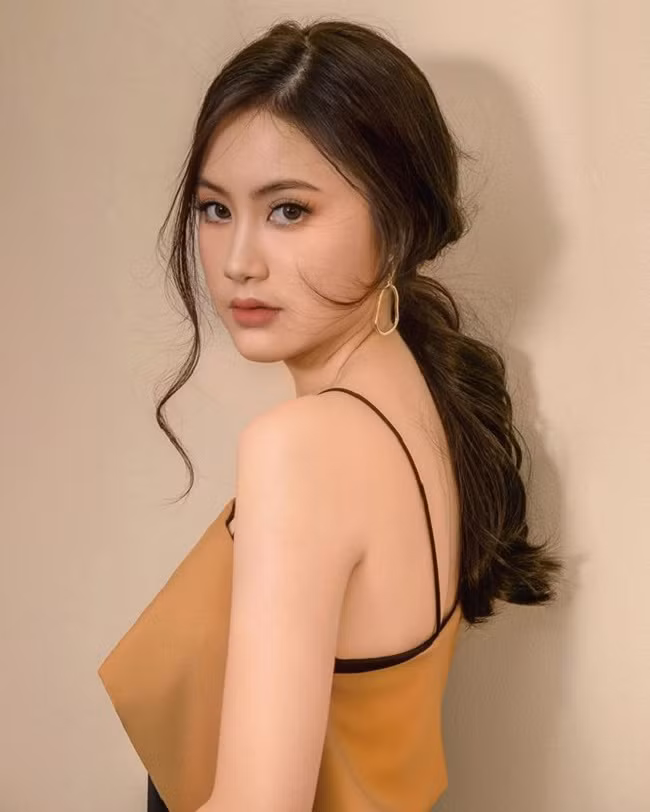 Phoiphailin Sivilay sở hữu gương mặt chuẩn Á Đông với nét đẹp ngọt ngào, nữ tính.