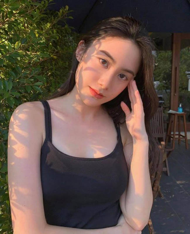 Phoiphailin Sivilay sinh năm 1997 là hot girl Lào gốc Việt nổi tiếng trên mạng xã hội nhờ nhan sắc xinh đẹp cùng hình thể chuẩn.