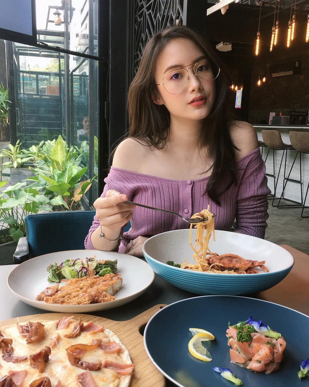 Cô có khả năng giao tiếp thông thạo 4 ngôn ngữ: Việt, Anh, Lào, Thái.