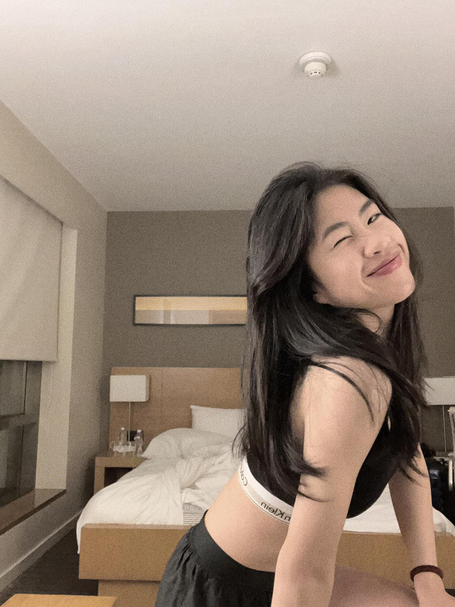 Đính kèm hình ảnh, nữ tiền đạo còn chia sẻ : "Xinh thì không bằng ai! Nhưng xấu thì không ai bằng".