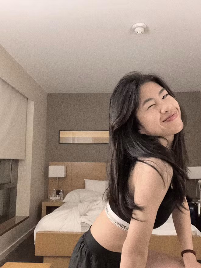 Đính kèm hình ảnh, nữ tiền đạo còn chia sẻ : "Xinh thì không bằng ai! Nhưng xấu thì không ai bằng".