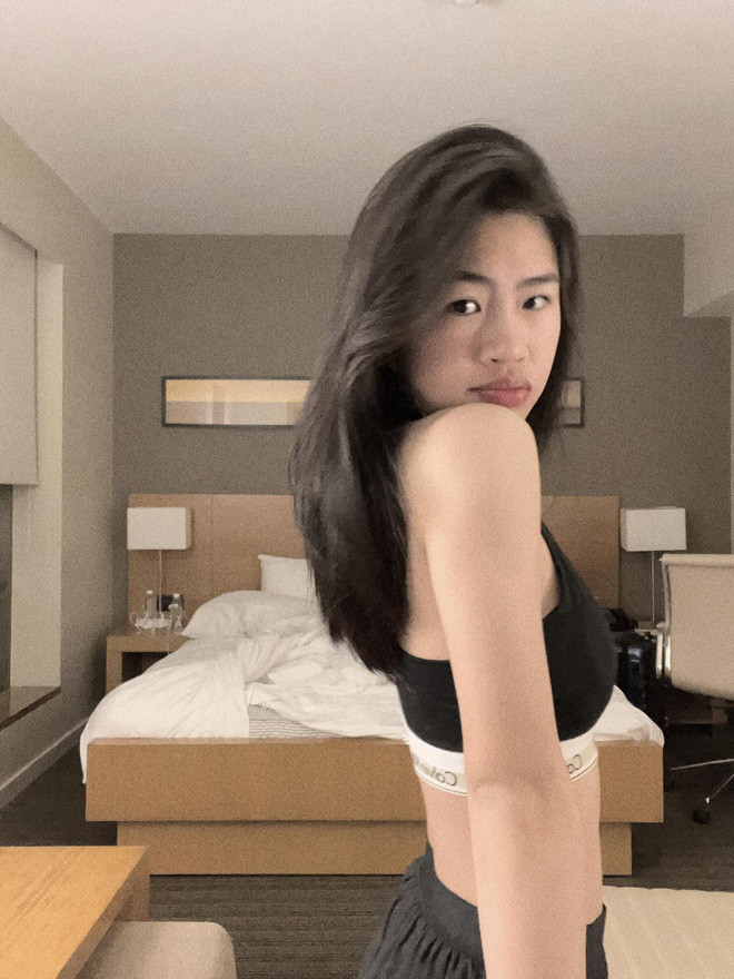 Trong ảnh, Thanh Nhã mặc một chiếc bra thể thao, khoe trọn vòng 2 phẳng lỳ mà bao cô gái mơ ước.