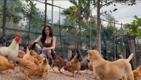 Ngoài công việc thường nhật khi ở quê, bà Tưng thu hút sự chú ý khi diện trang phục cắt xẻ táo bạo, mát mẻ dù thời tiết giá lạnh.