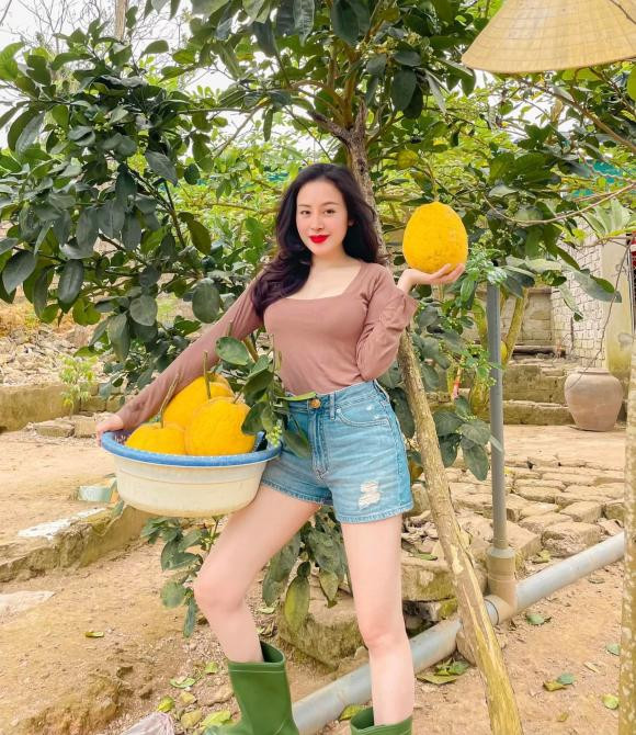 Cô từng tâm sự rằng giờ đây khi đi ra ngoài, cô nàng không dám ăn mặc áo hở cổ quá nhiều.