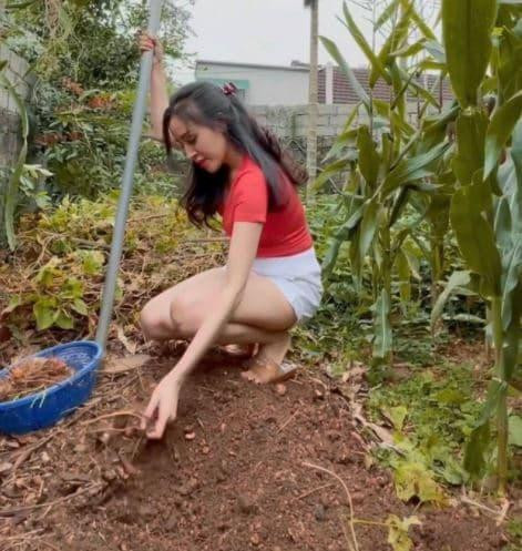 Giải thích về trang phục và hình ảnh mới của mình, bà Tưng cho biết: "Về quê đóng cửa thì mặc thế này cho thoải mái thui, chứ Huyền Anh ra ngoài là mặc kín đáo hơn nha".