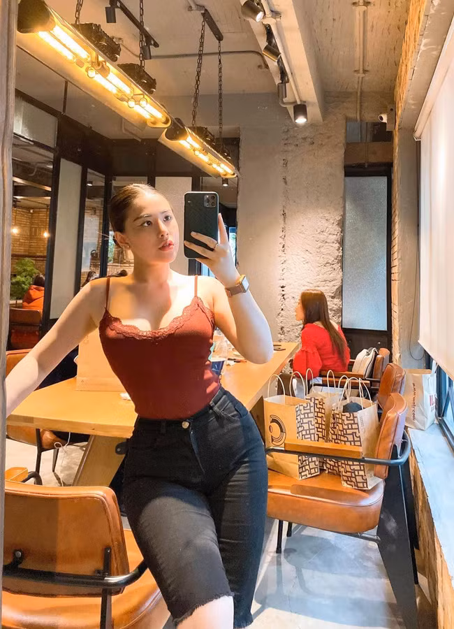 Trên trang cá nhân, cô thường xuyên đăng tải những hình ảnh diện áo tắm, khoe khéo đường cong nảy nở, nhiều lần khiến netizen cảm thấy "nóng mắt".