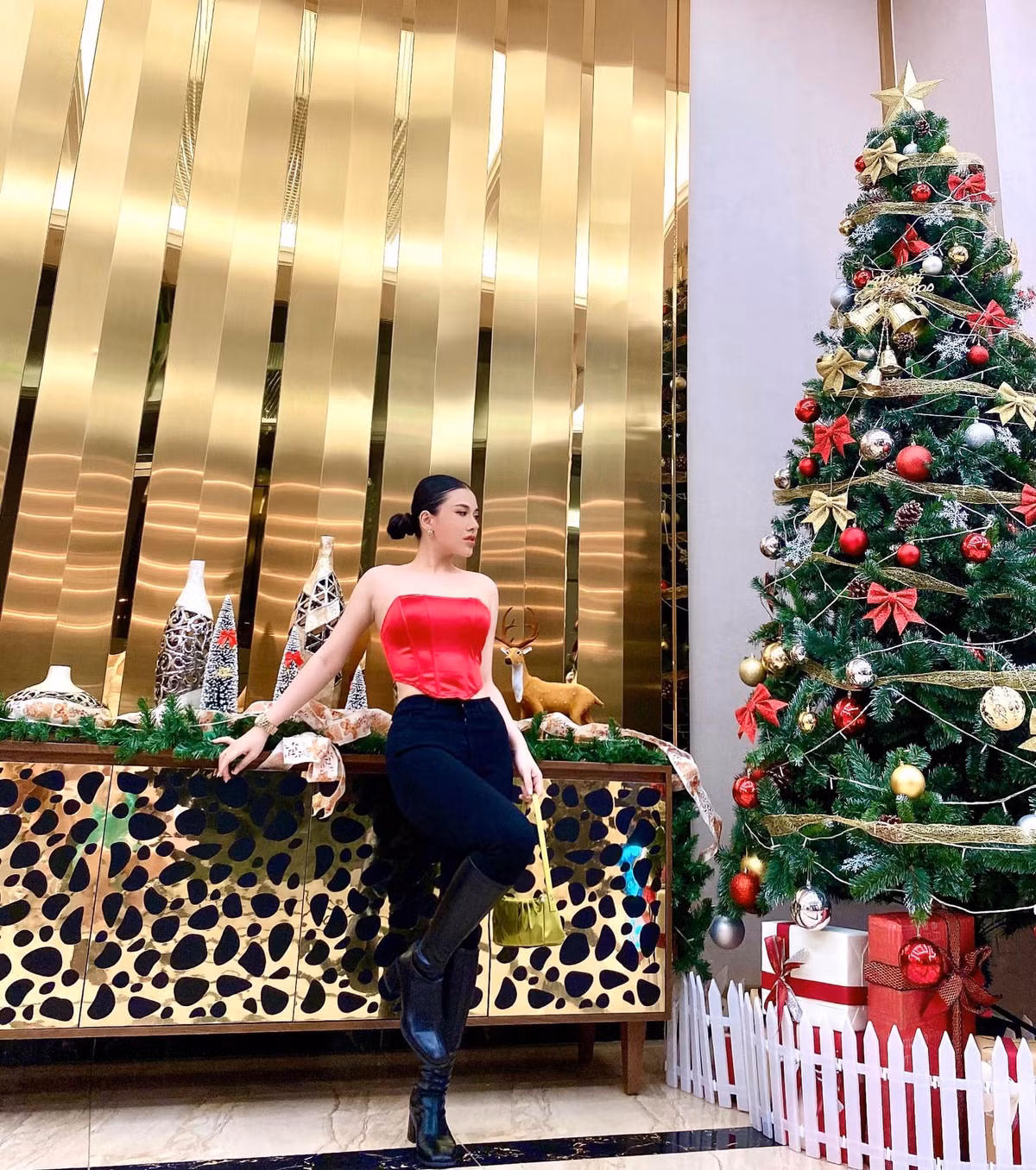 Sau thời gian đứng lớp, Thanh Nhàn biểu diễn trong nhóm nhạc Tây Ban Nha với vai trò ca sĩ. Cô gái 23 tuổi chơi được nhiều nhạc cụ là guitar, piano, ukulele và organ.