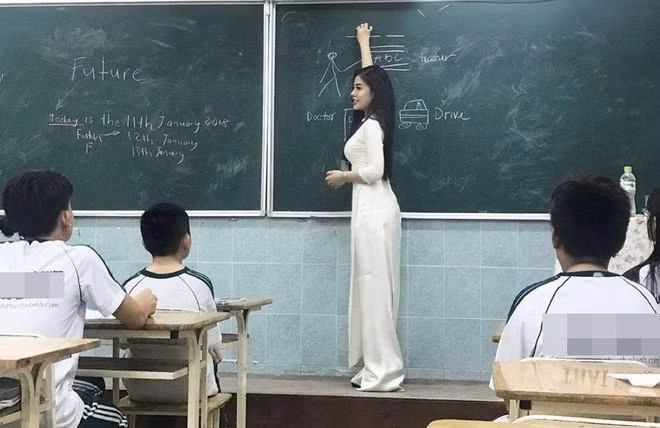 Trần Đinh Thanh Nhàn (23 tuổi) là cô giáo được nhiều người nhắc đến nhờ bức ảnh dịu dàng trong tà áo dài trên bục giảng.