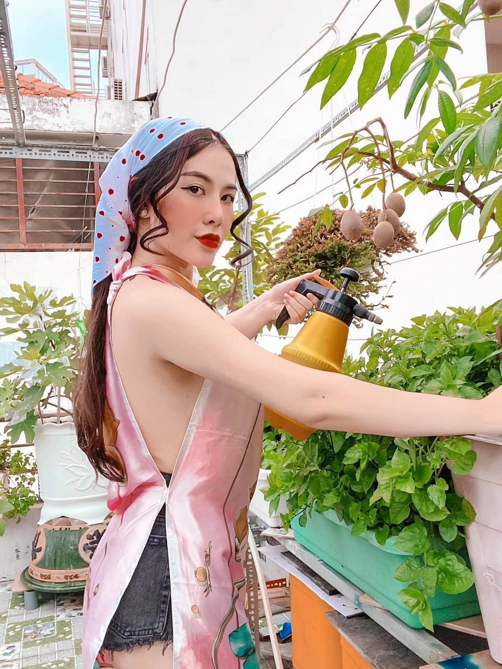 Khác với những hình ảnh gợi cảm được cô đăng tải trên mạng xã hội, thì khi đi dạy, cô lại kết thân với quần âu, áo dài, áo sơ mi,...