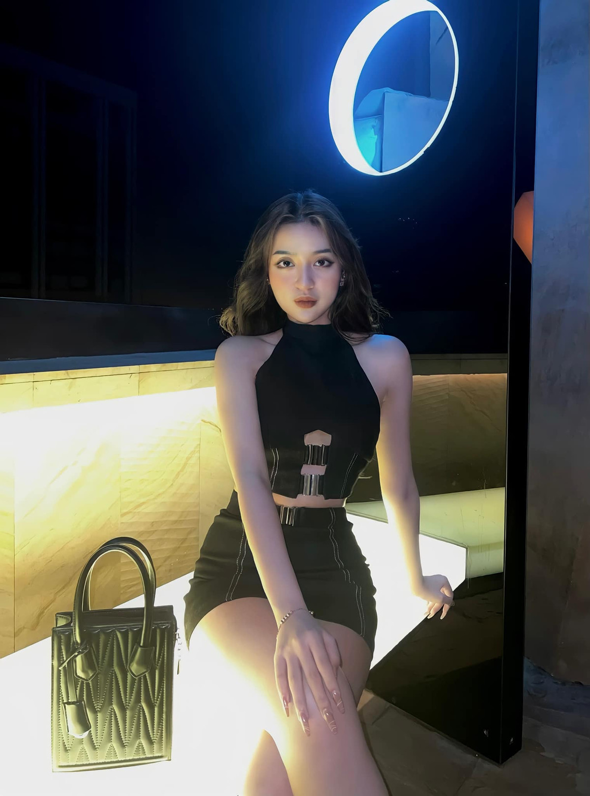 Dù nhiều lần lên tiếng phản bác, thậm chí đăng cả ảnh mặt mộc để chứng minh nhưng đến nay, nhan sắc của hot girl này vẫn còn gây nhiều tranh cãi. Ảnh: Tổng hợp