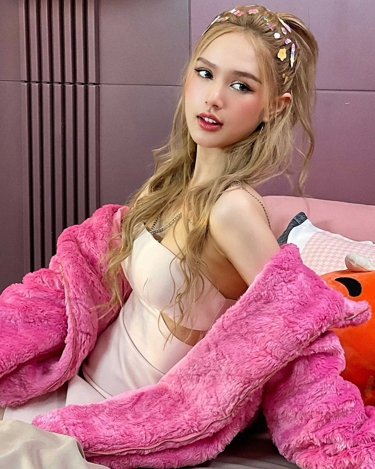 Trong livestream gần đây, Độ Mixi bất ngờ tiết lộ chồng Xoài Non nhiễm COVID-19. Thông tin này khiến fan không khỏi lo lắng cho sức khỏe của cặp đôi.