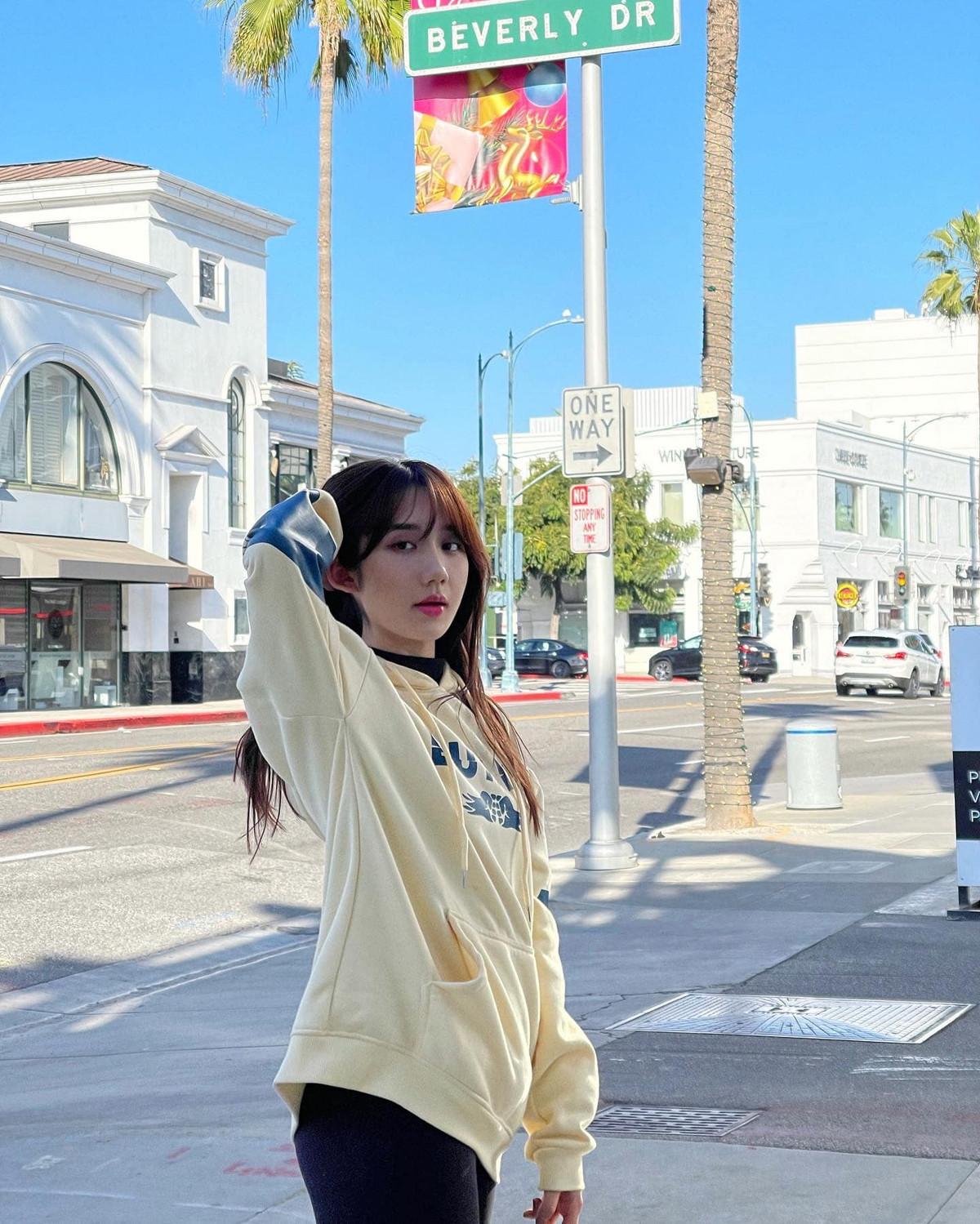 Thi thoảng Mina Young cũng thay đổi phong cách, trở nên cá tính và mạnh mẽ hơn. Ảnh: FBNV