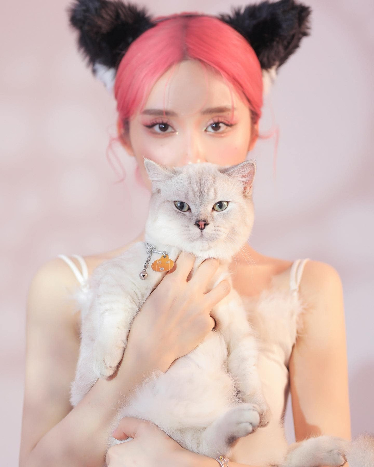 Sở hữu gương mặt xinh xắn cùng phong cách trẻ trung, Mina Young từng được cư dân mạng đặt cho biệt danh "hot girl quân nhân".