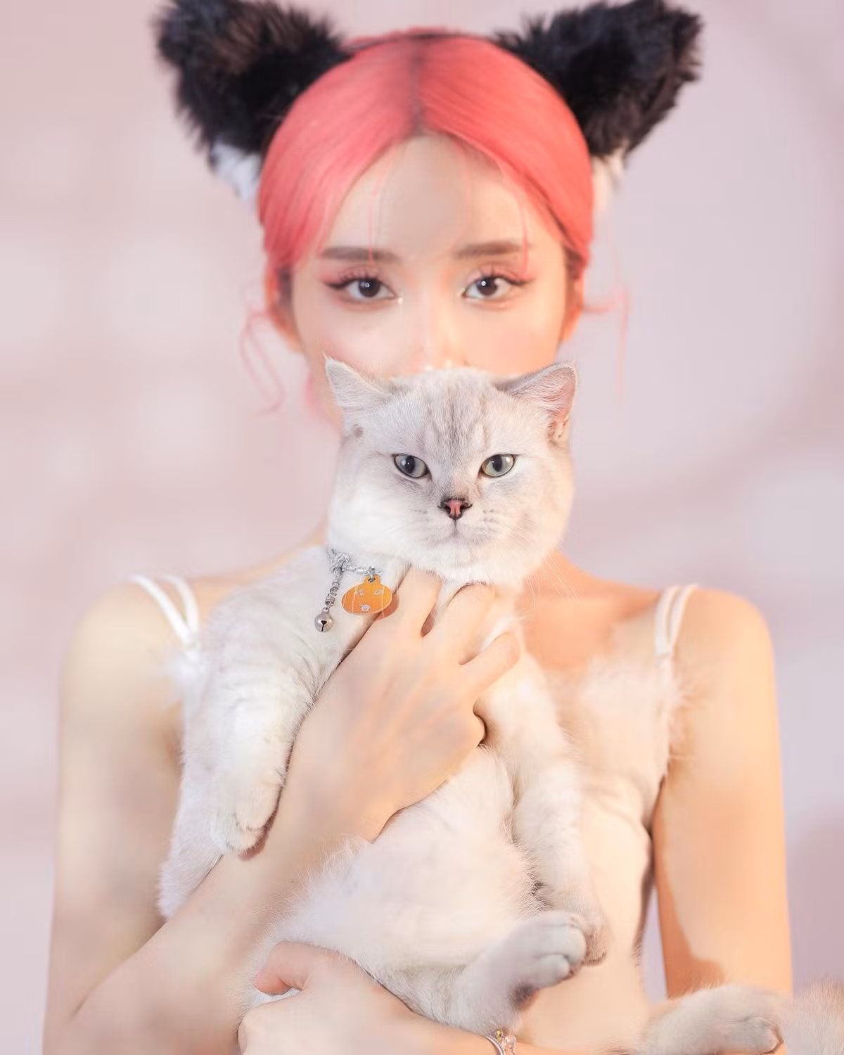 Sở hữu gương mặt xinh xắn cùng phong cách trẻ trung, Mina Young từng được cư dân mạng đặt cho biệt danh "hot girl quân nhân".