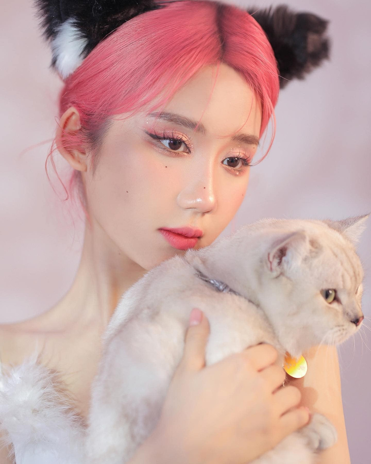 Sở hữu nét đẹp giống gái Hàn nên trong bộ ảnh này, Mina Young nhanh chóng nhận về nhiều lời khen ngợi.