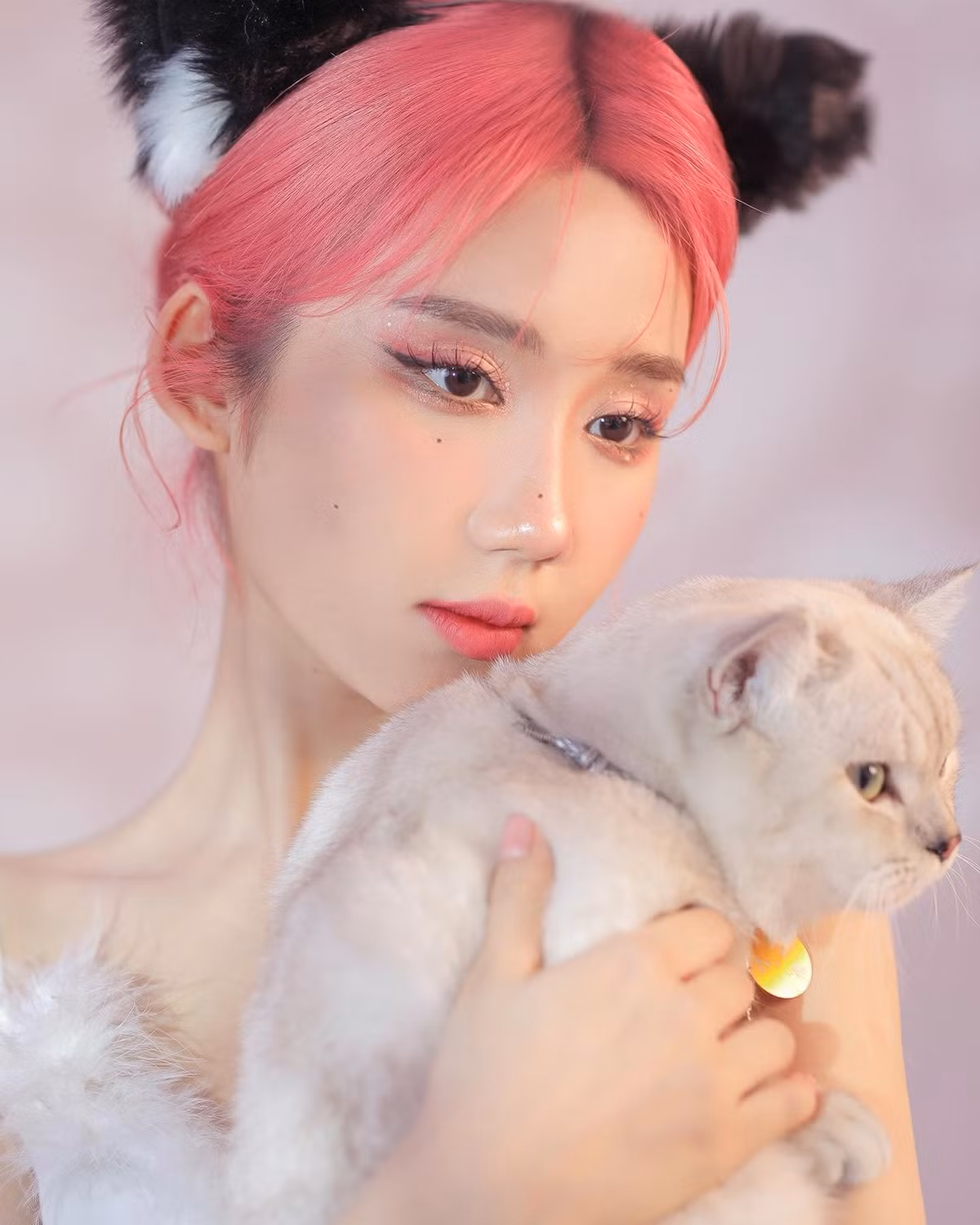 Sở hữu nét đẹp giống gái Hàn nên trong bộ ảnh này, Mina Young nhanh chóng nhận về nhiều lời khen ngợi.