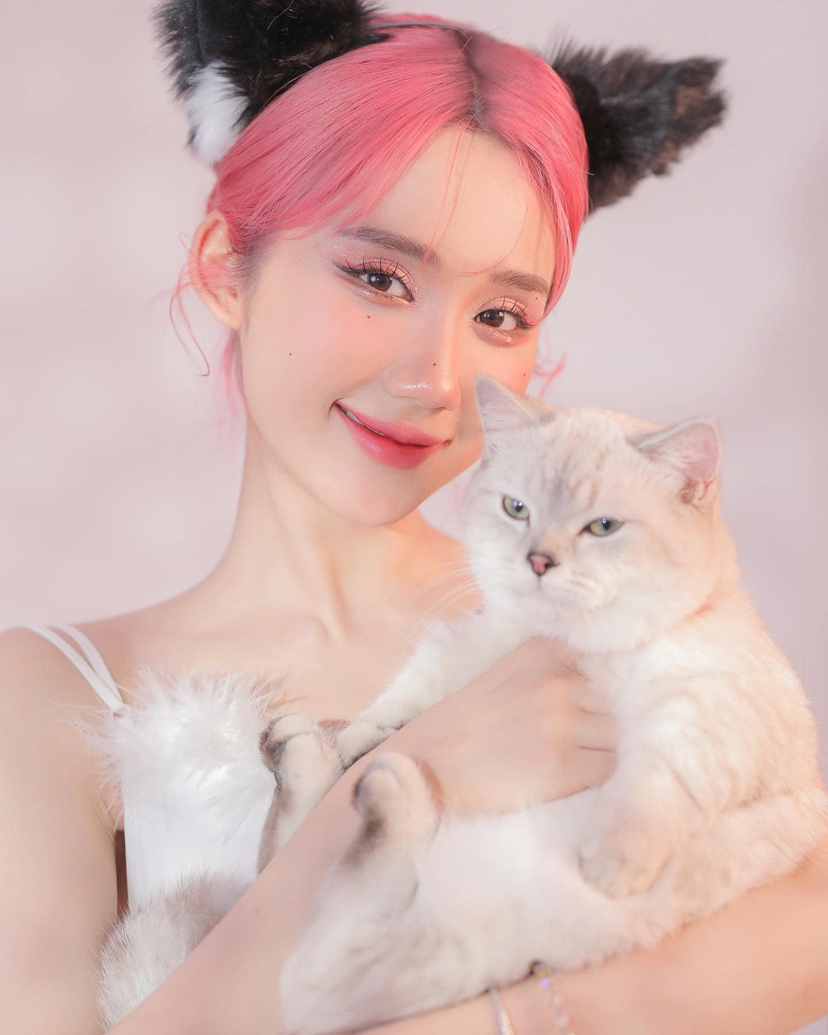 Cô nàng vốn xuất thân là sinh viên khoa Thanh nhạc của trường Đại học Văn hóa Nghệ thuật Quân đội (Hà Nội).