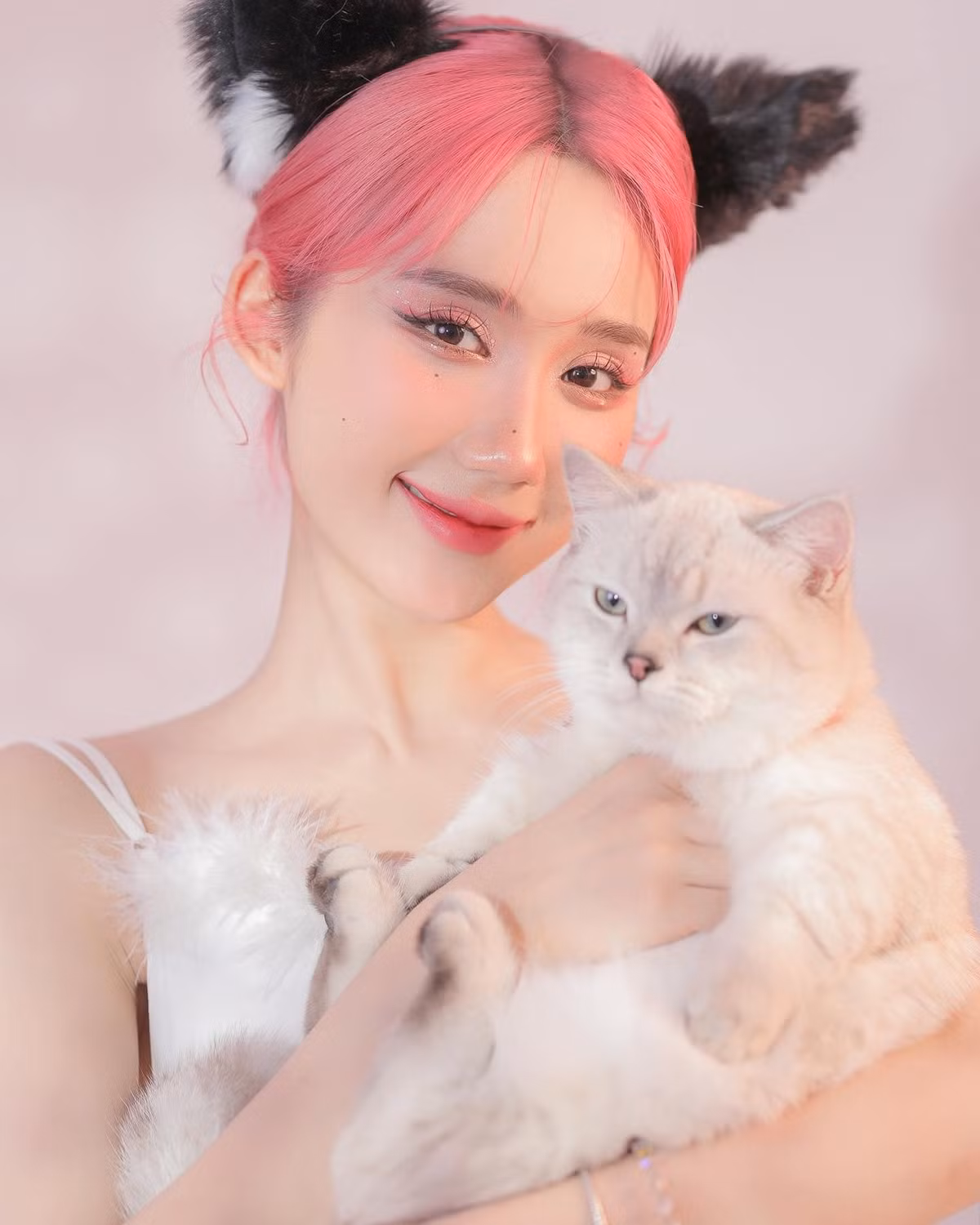 Cô nàng vốn xuất thân là sinh viên khoa Thanh nhạc của trường Đại học Văn hóa Nghệ thuật Quân đội (Hà Nội).