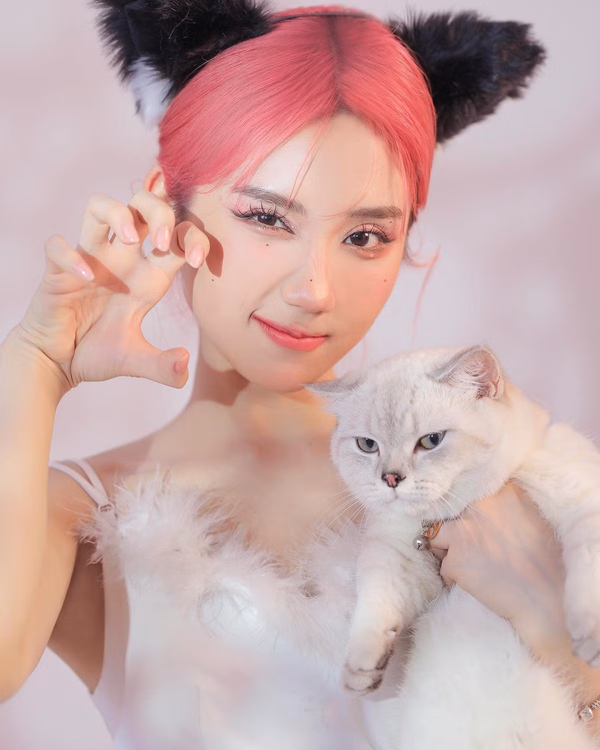 Không chỉ nổi tiếng là hot girl, Mina Young còn là nữ streamer đa tài với giọng hát ngọt ngào và khả năng chơi game "tấu hài" của mình.