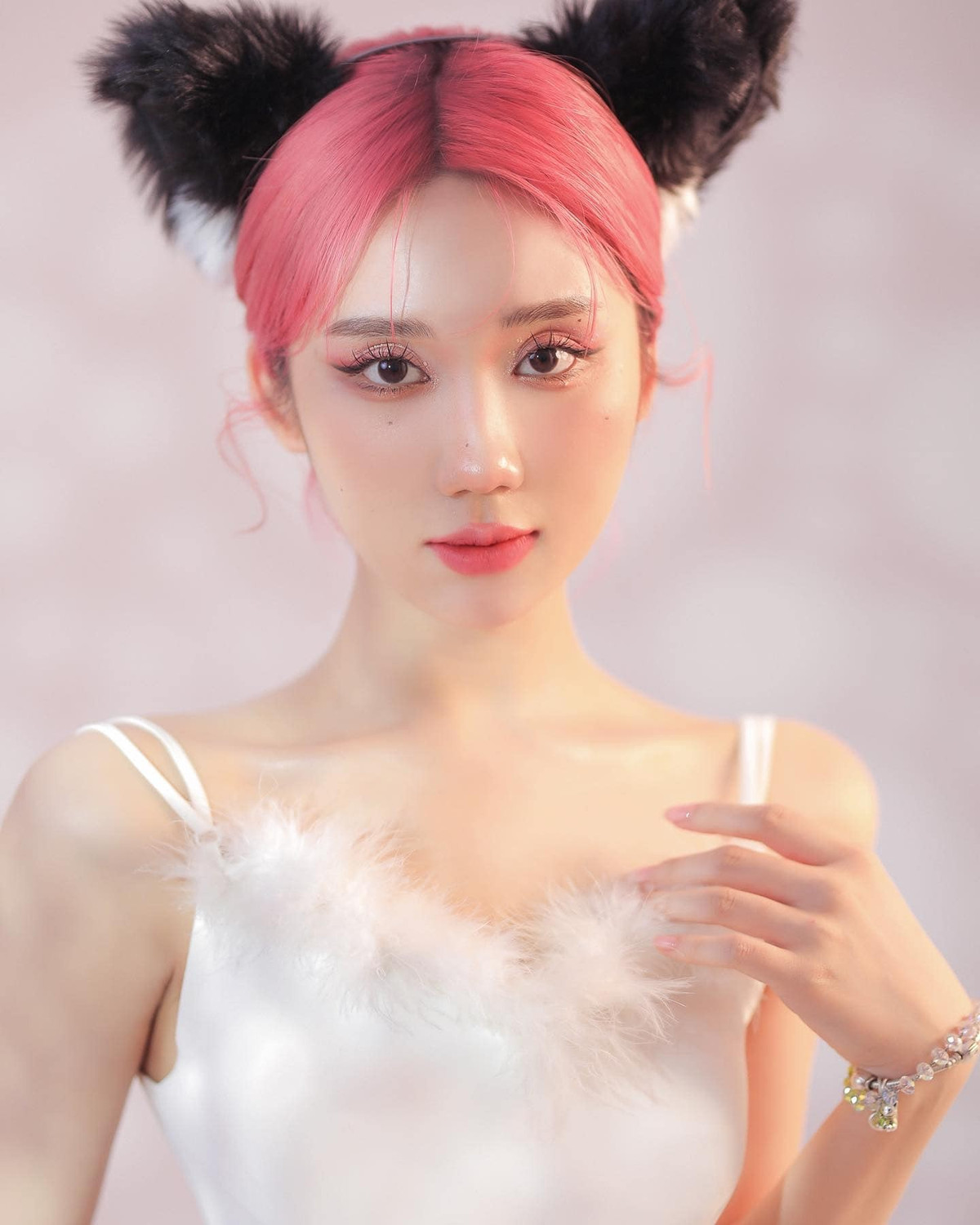 Không chỉ theo đuổi phong cách dễ thương, gần đây hot girl Mina Young đang dần "lột xác" với hình tượng mạnh mẽ hơn.