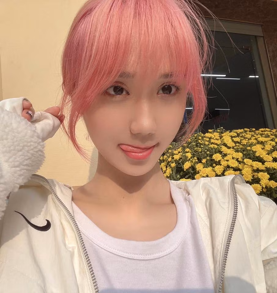 Sở hữu đôi mắt to tròn, gương mặt xinh đẹp không kém gì gái Hàn, Mina Young đã khiến nhiều người thổn thức.