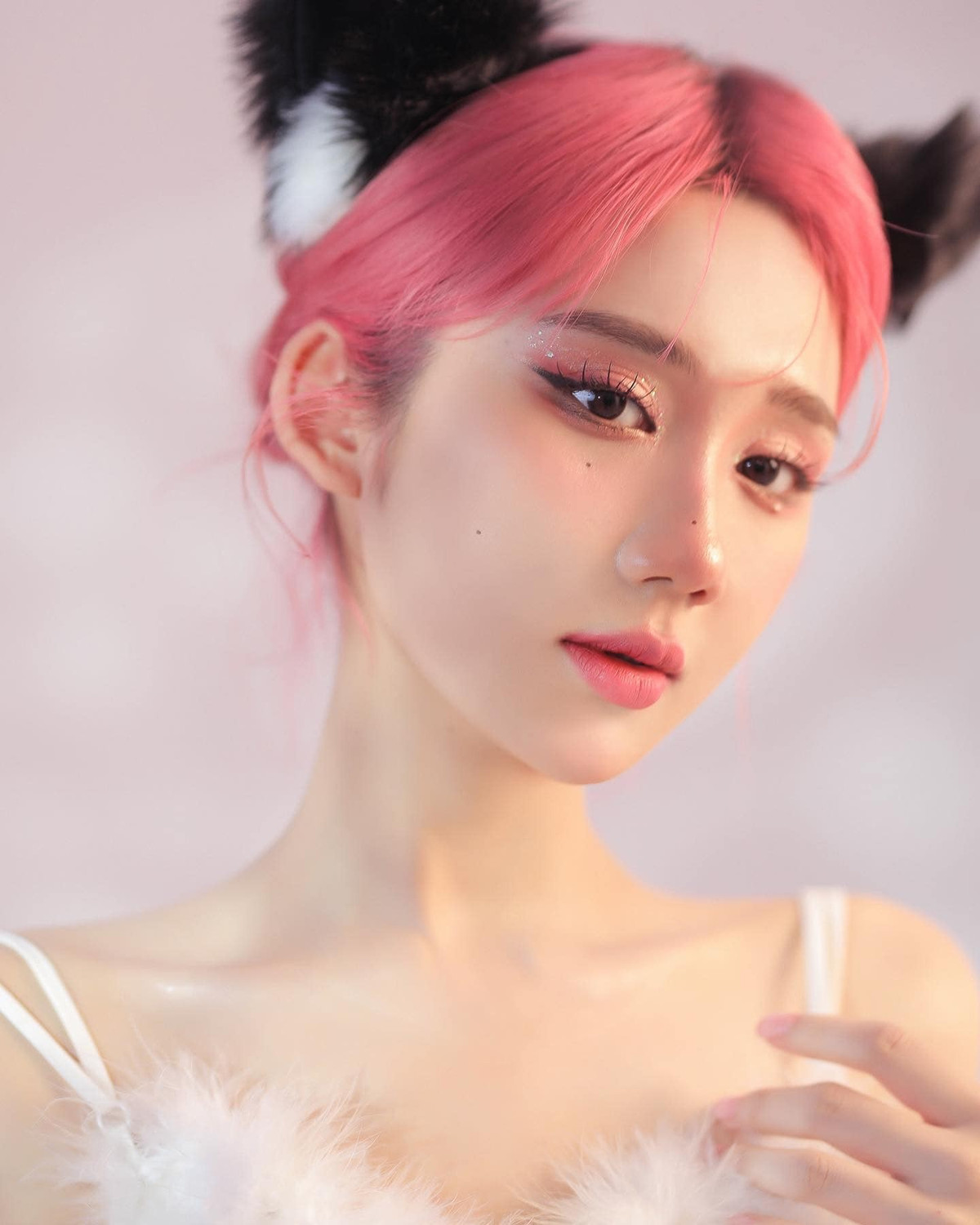 Mới đây, trong dịp sinh nhật 23 tuổi, "cô giáo" Mina Young đã chiêu đãi fan bộ ảnh "chất phát ngất" với mái tóc đỏ rực cùng lối trang điểm tươi tắn, quyến rũ.