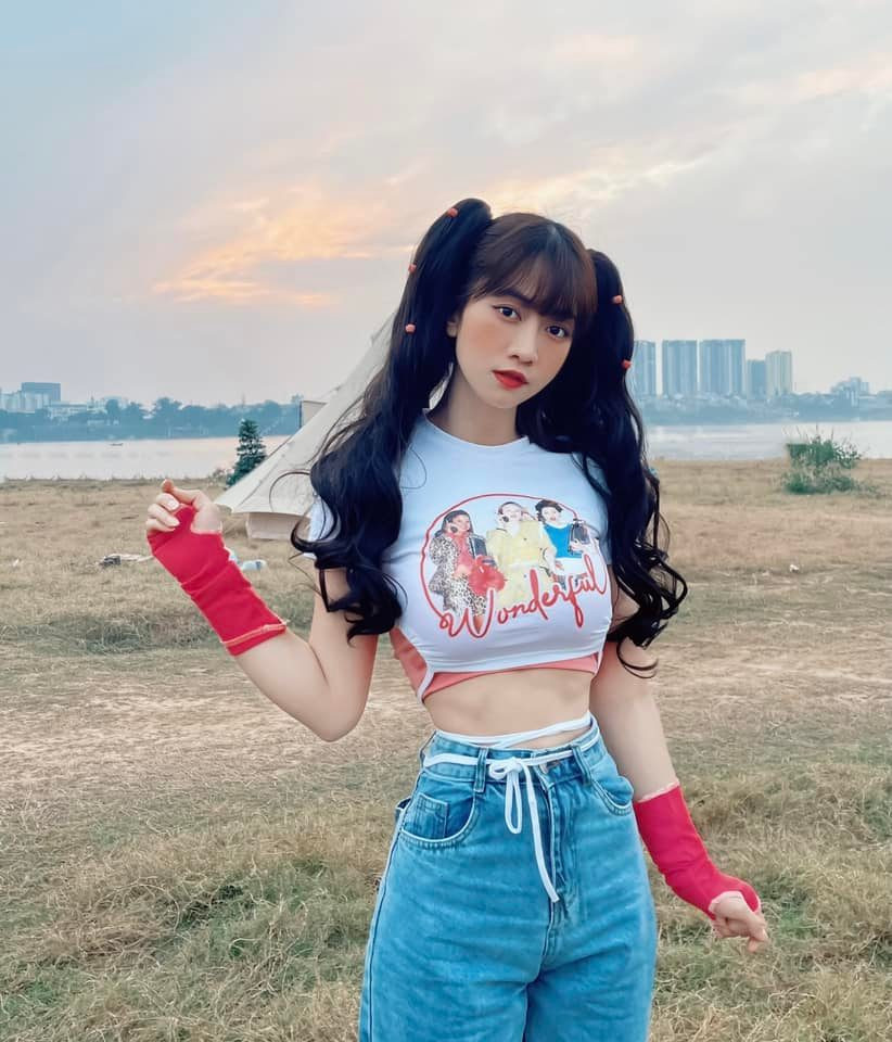 Nổi tiếng nhanh chóng nhưng hot girl này cũng vướng không ít thị phi khi trung thành với phong cách nóng mắt gây tranh cãi. Ảnh: Tổng hợp