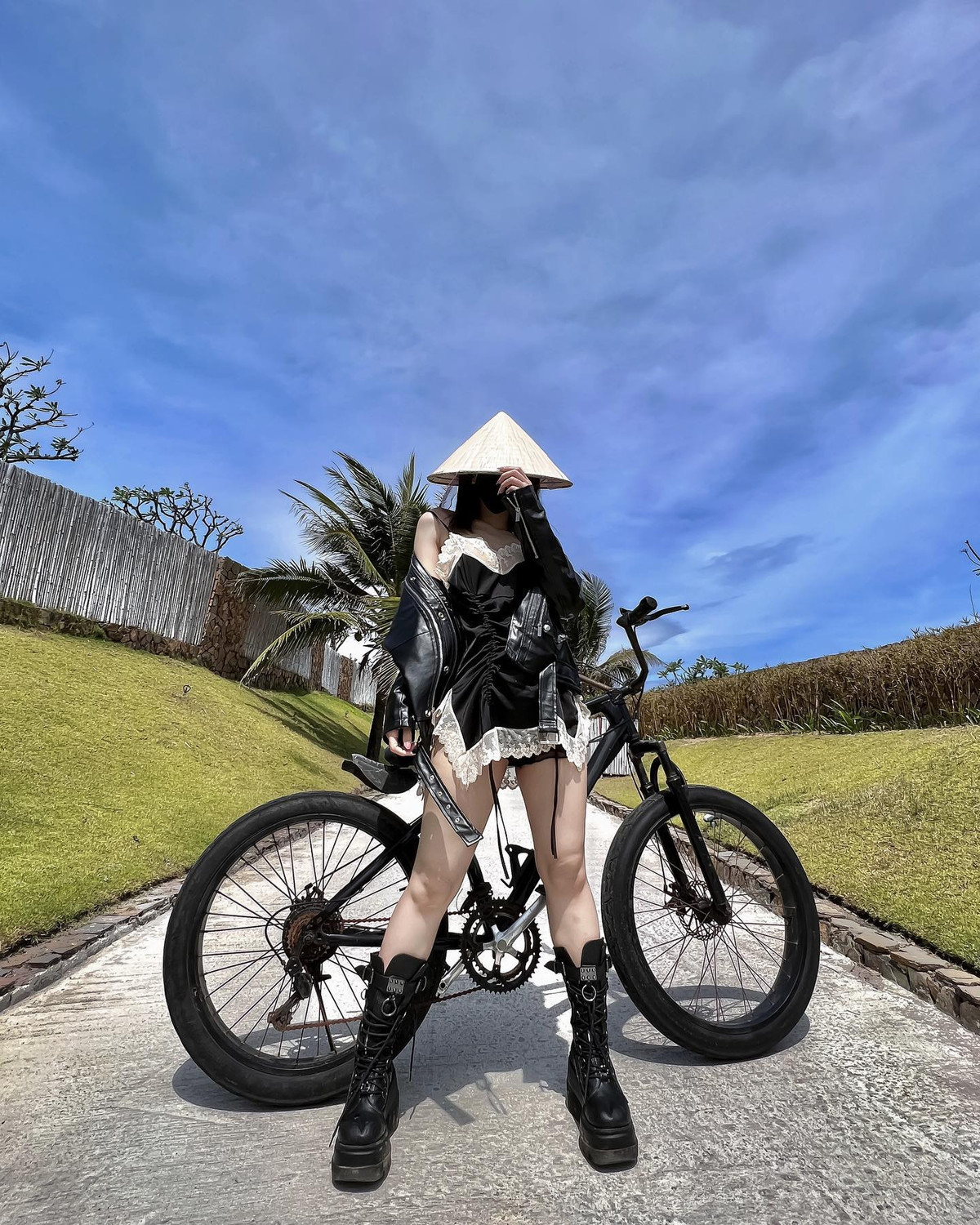 Sau khi xem những hình ảnh này, nhiều người cho rằng, cô nên hạn chế chia sẻ chúng lên MXH bởi hiện tại Lê Bống đang là hot TikToker được nhiều người biết đến.