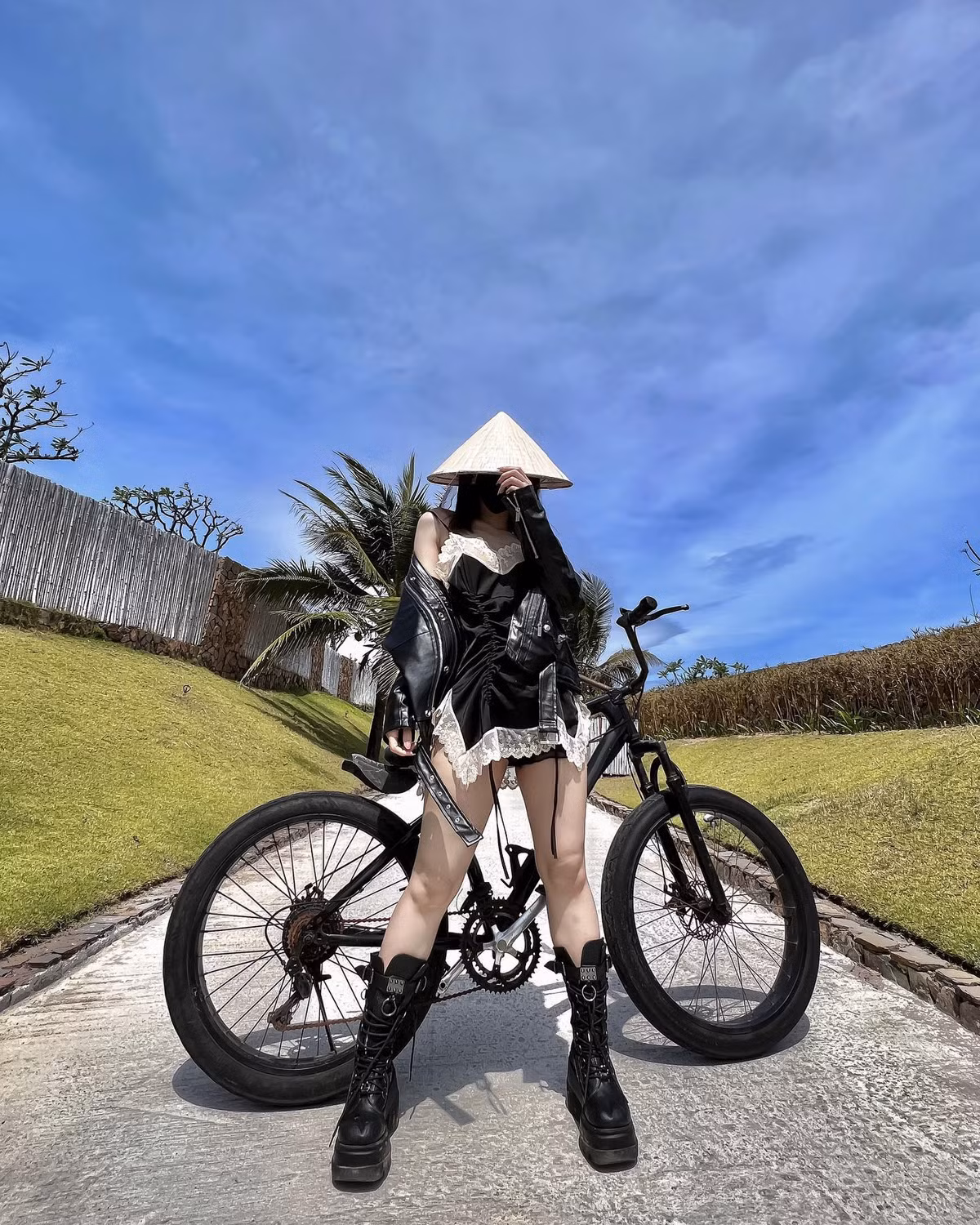 Sau khi xem những hình ảnh này, nhiều người cho rằng, cô nên hạn chế chia sẻ chúng lên MXH bởi hiện tại Lê Bống đang là hot TikToker được nhiều người biết đến.