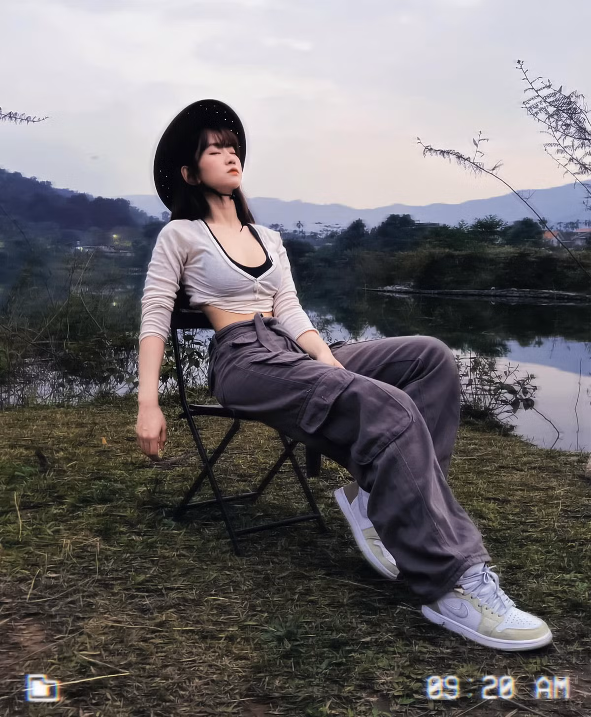 Lê Bống thường gắn liền với thị phi về phong cách thời trang có phần phóng khoáng, thậm chí hơi "nóng mắt".