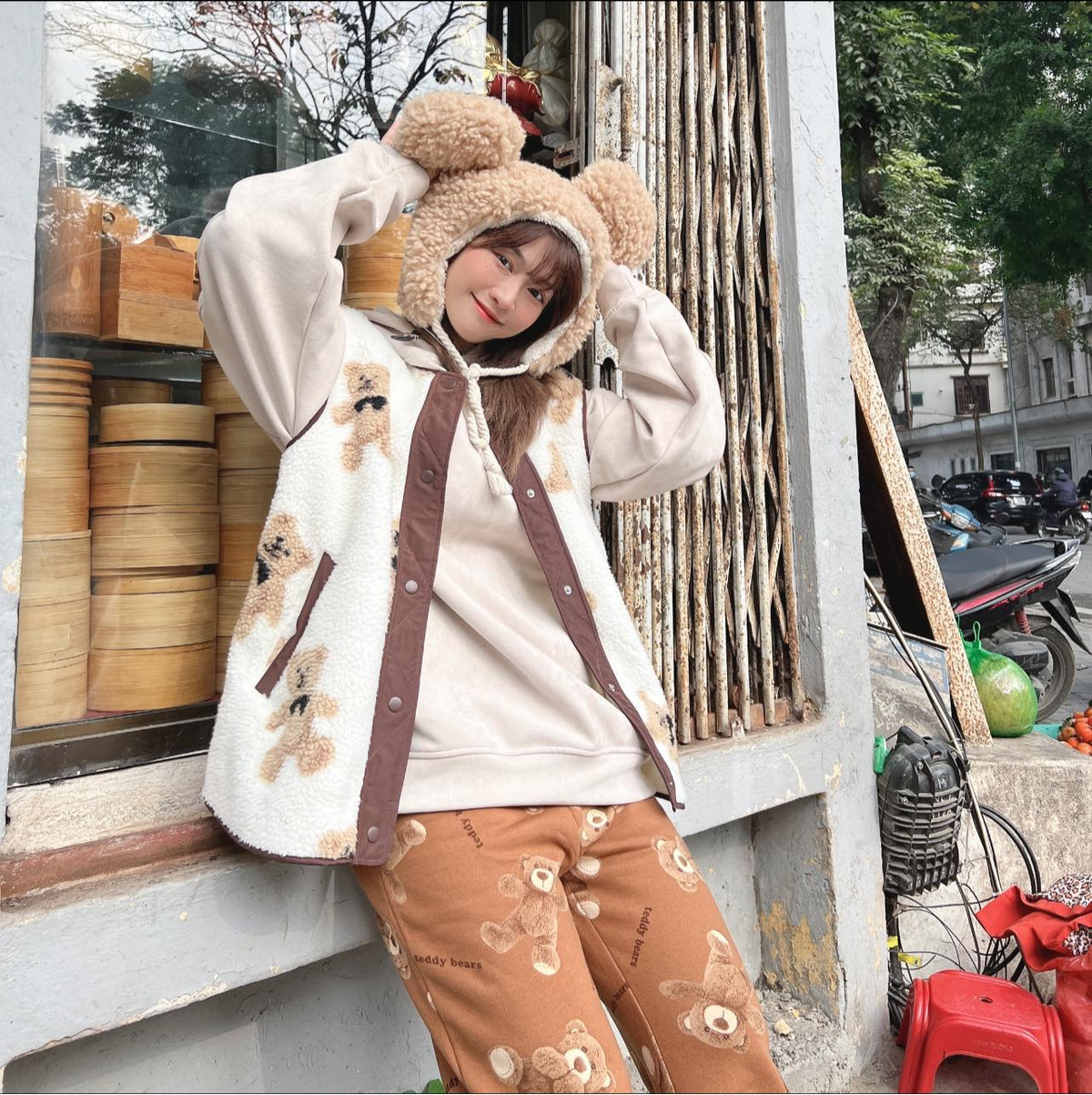 Thời gian gần đây, hot girl Lê Bống trở thành tâm điểm của những vụ lùm xùm, tranh cãi trái chiều chỉ vì gu thời trang gợi cảm quá đà.