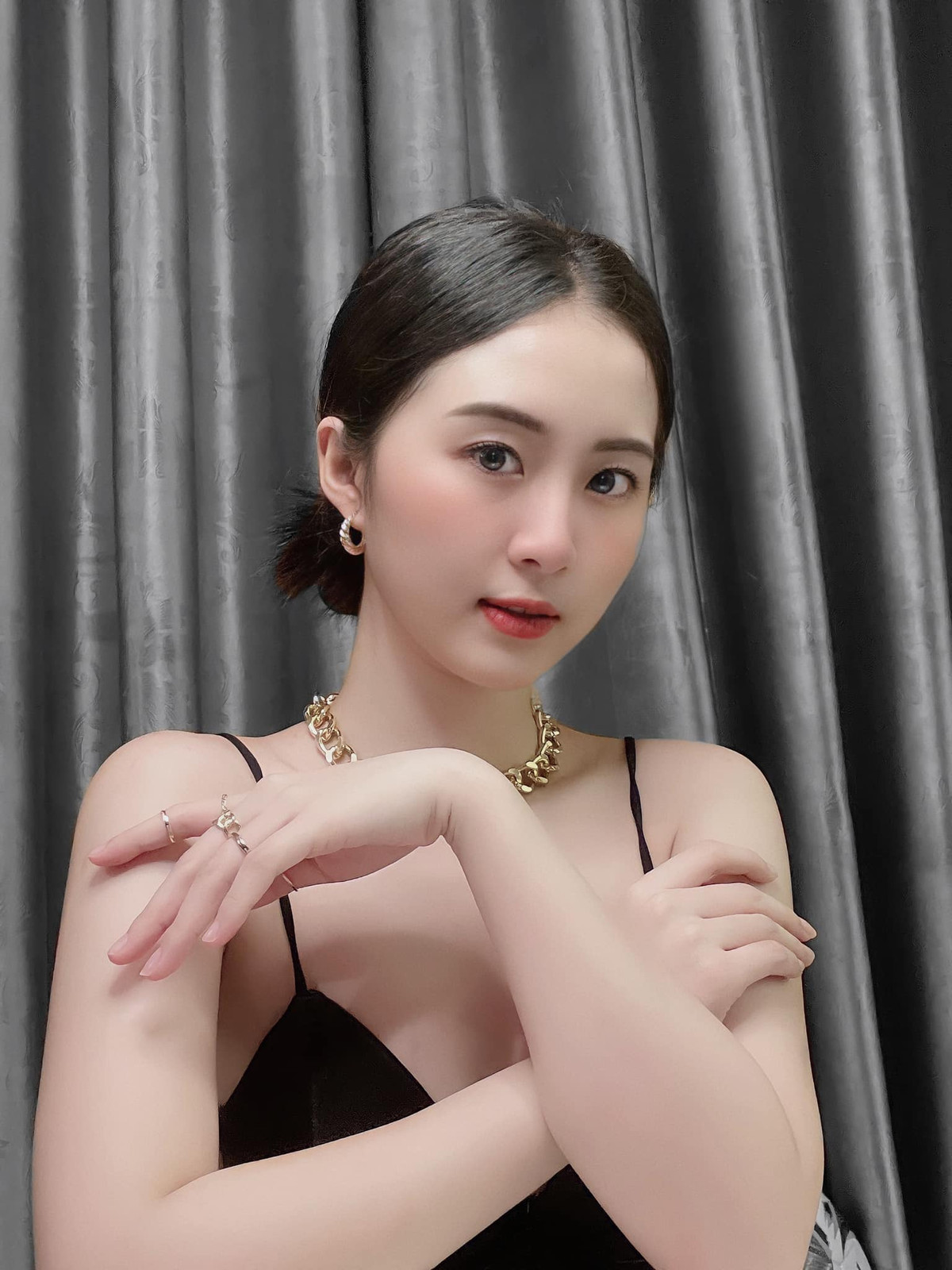 Nhật Vy ngày càng gợi cảm và táo bạo hơn trong phong cách ăn mặc kể từ khi nổi tiếng.