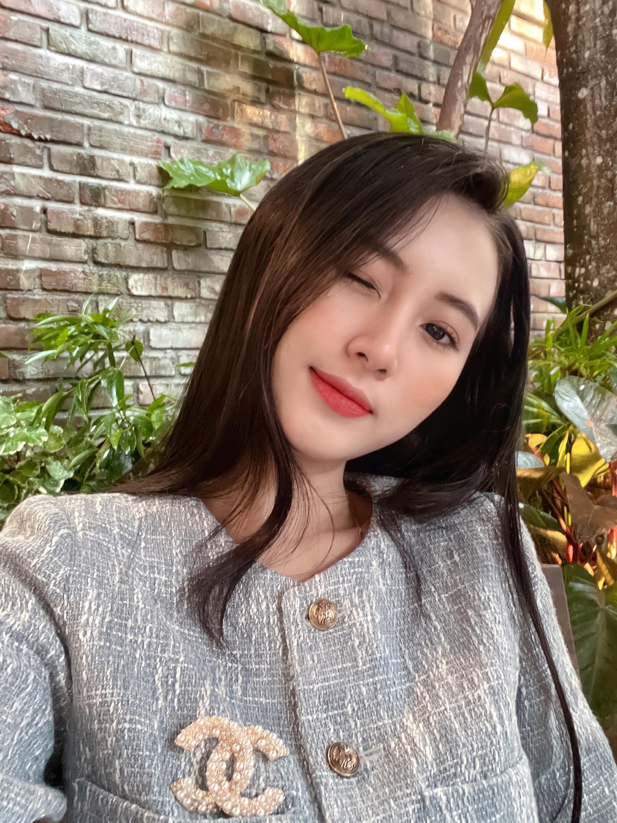 Sự nổi tiếng bất ngờ giúp nữ sinh 2K4 chỉn chu hơn từ cách ăn mặc đến cách ứng xử. Với cô bạn, đây là bước ngoặt để trưởng thành và hoàn thiện bản thân hơn.