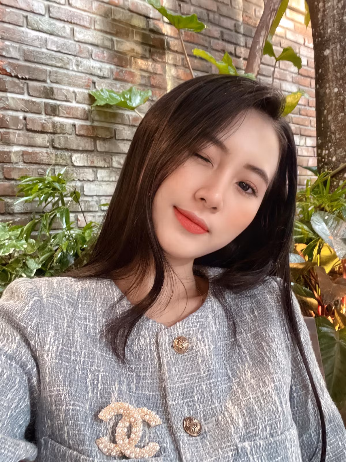 Sự nổi tiếng bất ngờ giúp nữ sinh 2K4 chỉn chu hơn từ cách ăn mặc đến cách ứng xử. Với cô bạn, đây là bước ngoặt để trưởng thành và hoàn thiện bản thân hơn.