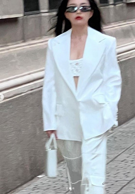 Ngay sau khi đăng bộ ảnh này, nữ streamer sinh năm 1996 đã nhận được rất nhiều lời khen ngợi từ phía dân mạng với nhan sắc ngày càng thăng hạng.