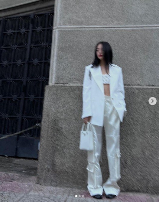 Kèm theo bộ ảnh là dòng caption: "Mình đã từng nghĩ cao mặc đồ mới đẹp, gầy mặc đồ mới đẹp, xinh mặc đồ mới đẹp. Thật ra mình nghĩ đúng nhưng còn thiếu. Tự tin mặc đồ chắc chắn đẹp". Chia sẻ này của Đàm tổng nhận được khá nhiều lời khen ngợi.