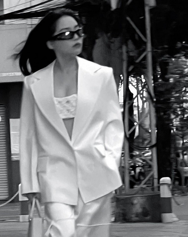 Cùng với chiếc áo vest màu trắng, nữ streamer còn khéo léo kết hợp với chiếc quần ống rộng, túi xách ton-sur-ton cùng chiếc kính đen nên vẻ ngoài của cô trông cực kì cá tính và "chất".