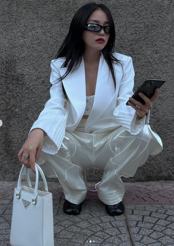 Mới đây, nữ streamer Linh Ngọc Đàm khiến cư dân mạng vô cùng bất ngờ khi chia sẻ bộ ảnh mới trên Instagram. Trong ảnh, cô diện bộ đồ trắng vô cùng tự tin và sang chảnh, nhìn cô như một Fashionista thực thụ.