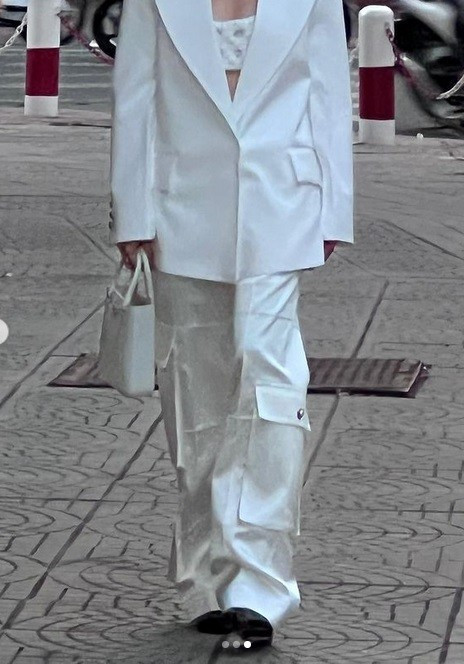 Trên hết, quan điểm về cách ăn mặc của Linh Ngọc Đàm thời gian gần đây cũng thay đổi. Cô cho biết rất thích mặc những bộ đồ Hip Hop trẻ trung, năng động, tuy nhiên bồ của cô lại thích bạn gái mặc đồ Tây vì thế Linh quyết định thay đổi phong cách.