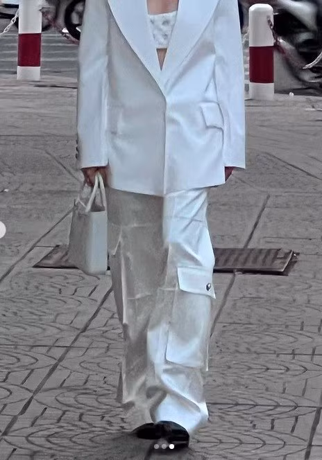 Trên hết, quan điểm về cách ăn mặc của Linh Ngọc Đàm thời gian gần đây cũng thay đổi. Cô cho biết rất thích mặc những bộ đồ Hip Hop trẻ trung, năng động, tuy nhiên bồ của cô lại thích bạn gái mặc đồ Tây vì thế Linh quyết định thay đổi phong cách.