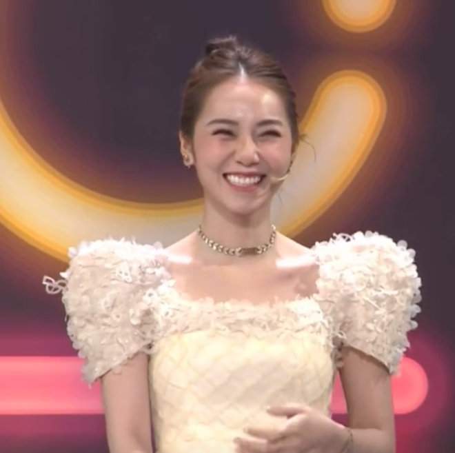 Bất chấp việc không được căn ke góc quay mà cũng chẳng được xài filter "sống ảo" như lúc quay clip TikTok, hot girl Hoàng Kim Chi vẫn giữ vững phong độ xinh đẹp.