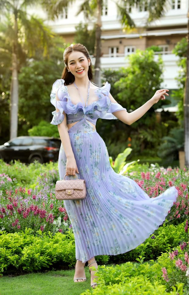 Công việc của cô nàng mang lại thu nhập khá ổn định, giúp cô chăm sóc bản thân và phụ giúp gia đình, có những chuyến du lịch tận hưởng cùng bạn bè.