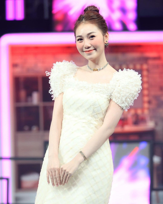 Được biết cô là TikToker khá nổi với 1,7 triệu lượt theo dõi. Có lẽ vì sở hữu sắc vóc nổi bật nên kênh của gái xinh này nhanh chóng có lượng theo dõi đông đảo.