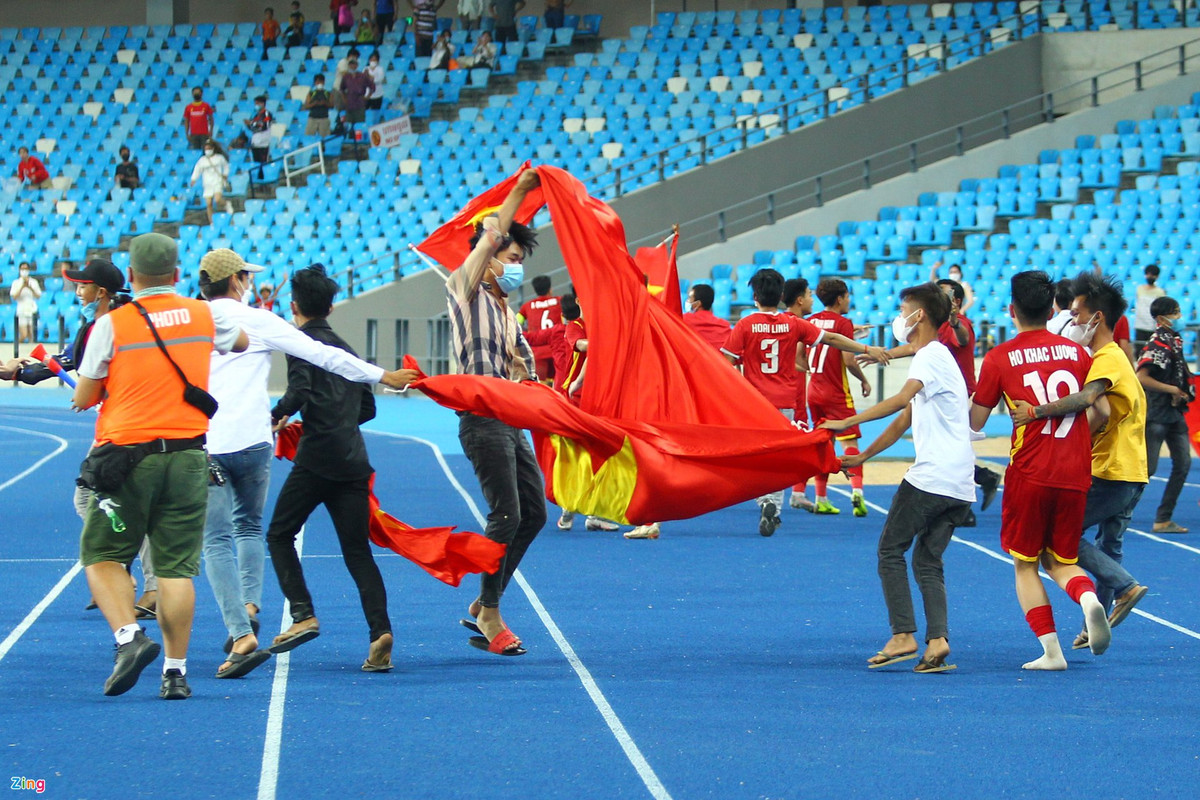 Trong lúc Hồ Khắc Lương (số 19) chạy theo đồng đội để ăn mừng, một số cổ động viên đến giữ anh lại.