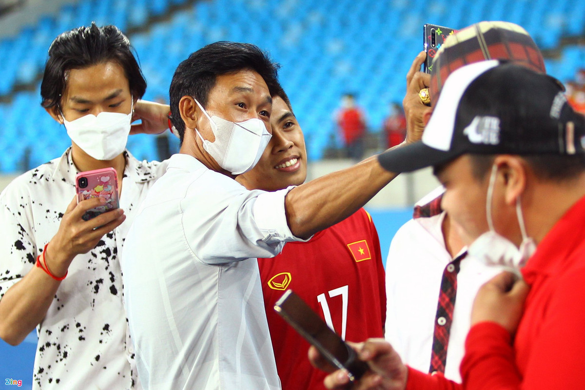 Tiền vệ Nguyễn Trung Thành vui vẻ chụp ảnh cùng các cổ động viên.