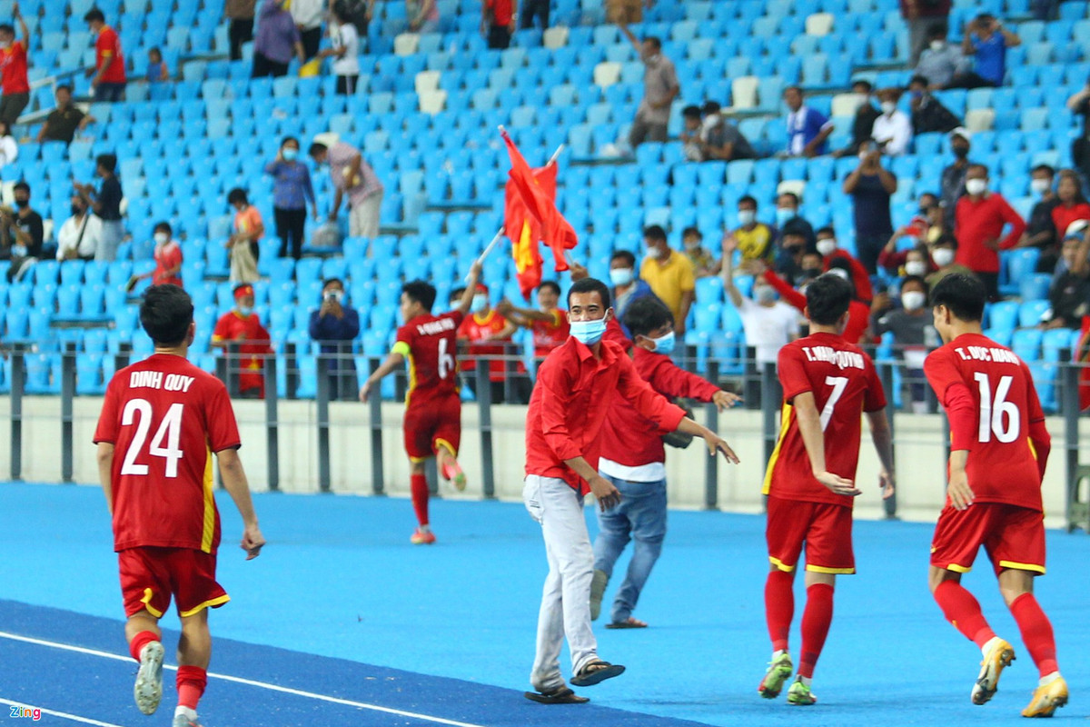 Đội trưởng Dụng Quang Nho chạy đến khán đài để mượn quốc kỳ từ người hâm mộ. Hàng loạt cổ động viên liền tràn xuống sân.