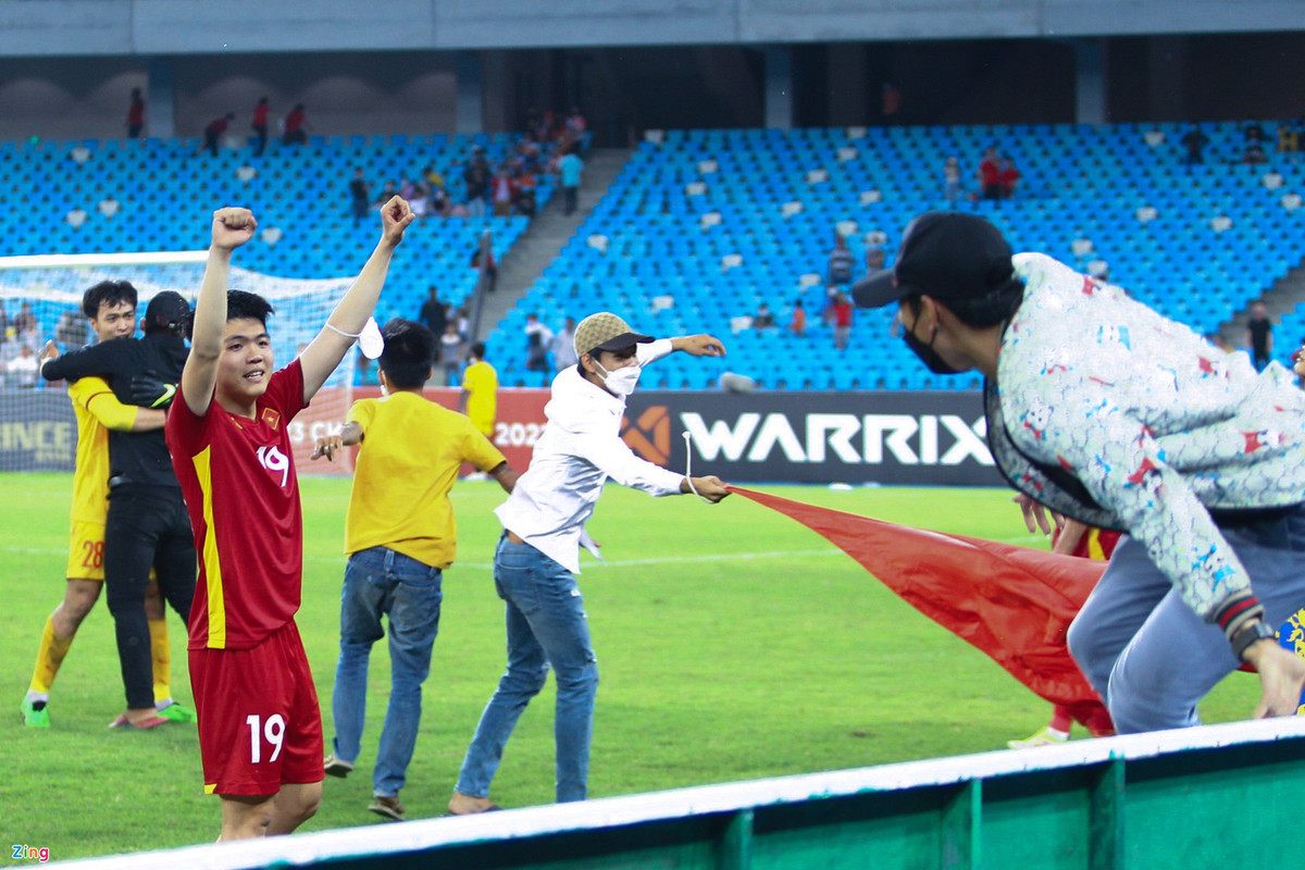 Những phút sau, người hâm mộ tràn hẳn vào phần sân cỏ.