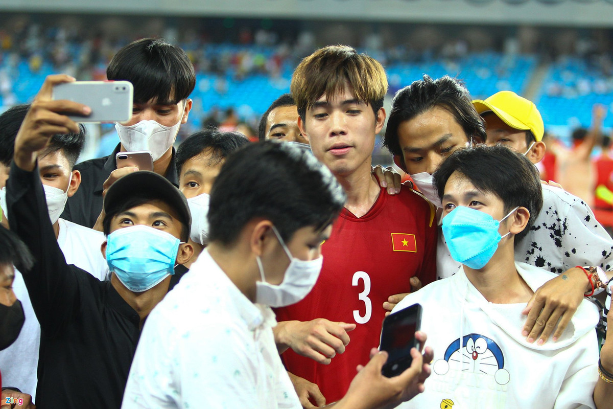 Trung vệ Trần Quang Thịnh trong vòng vây người hâm mộ. Họ chen lấn, tranh nhau chụp ảnh khiến cầu thủ thuộc biên chế CLB Công An Nhân Dân phải lên tiếng, khuyên mọi người nhường nhịn nhau.