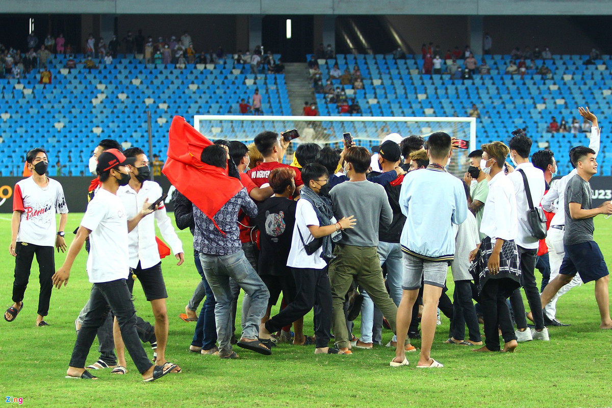 Tiền đạo Võ Nguyên Hoàng muốn thoát khỏi đám đông nhưng không hề dễ dàng.